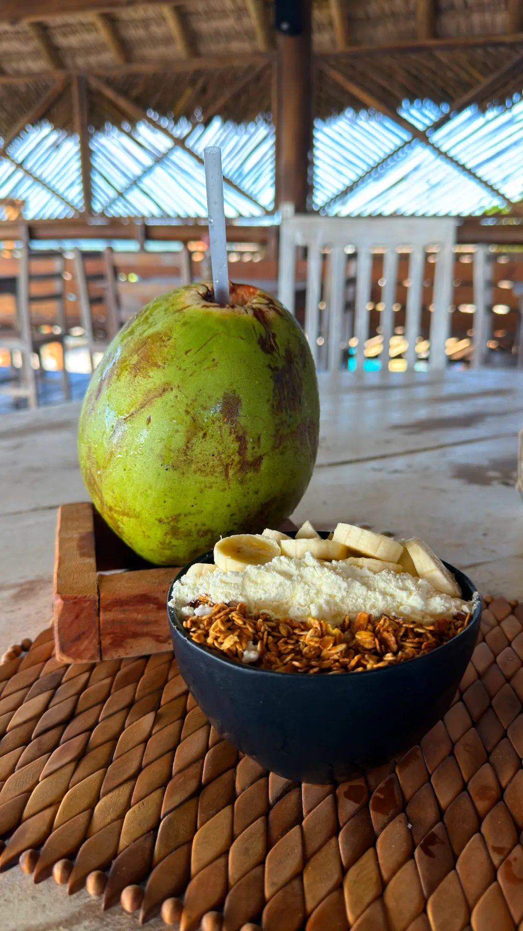 Café da manhã com coco fresco em uma pousada do Preá