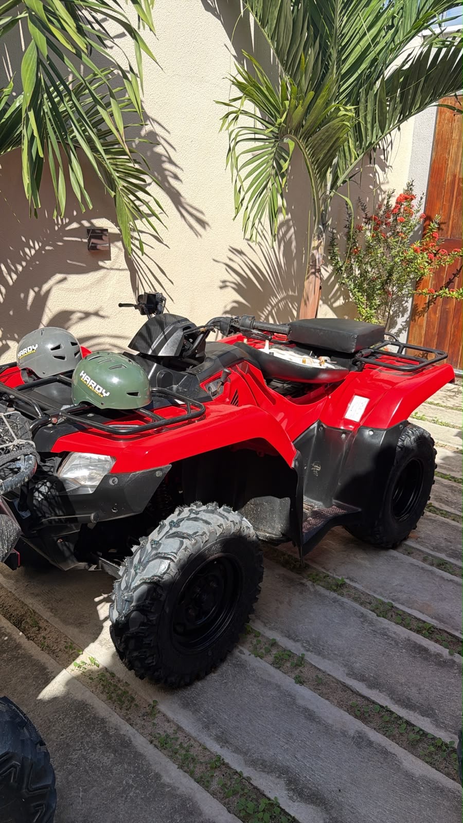 Quadriciclo semiautomático vermelho disponível para aluguel no Preá