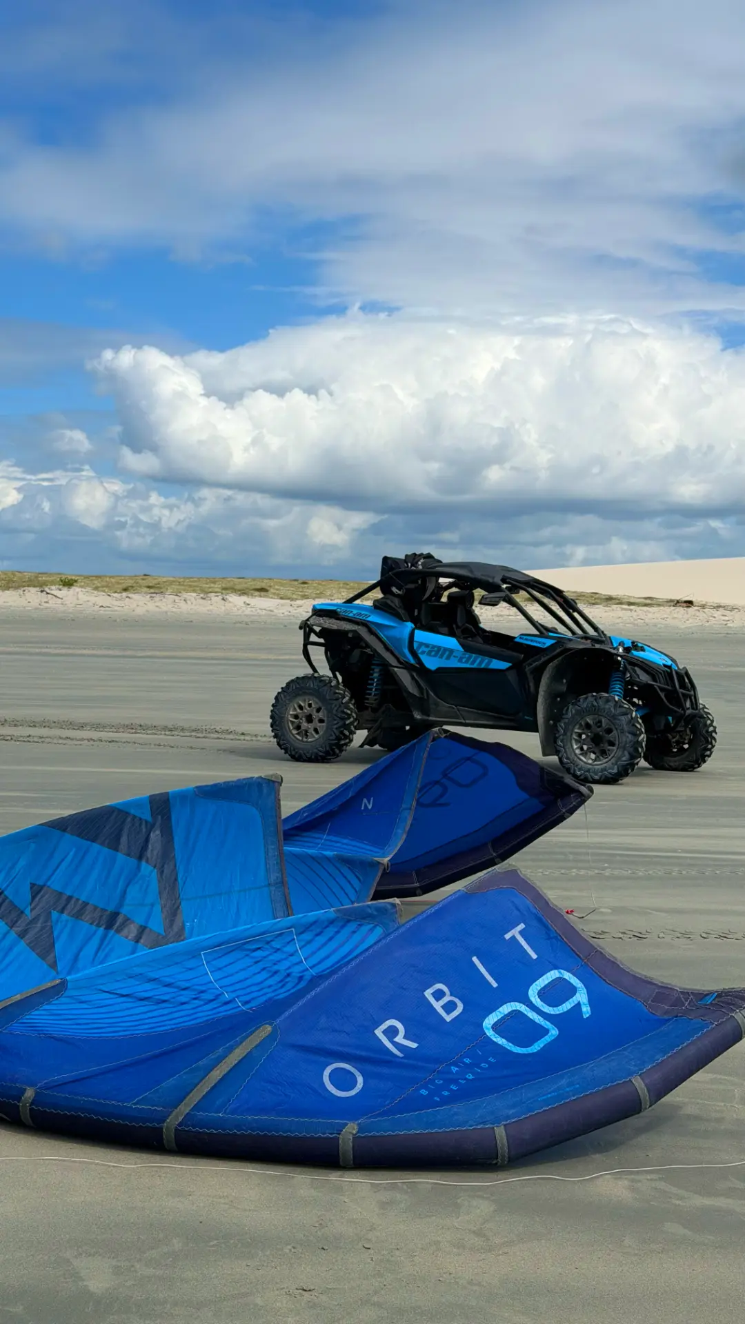 UTV e equipamentos de kitesurf sobre a areia