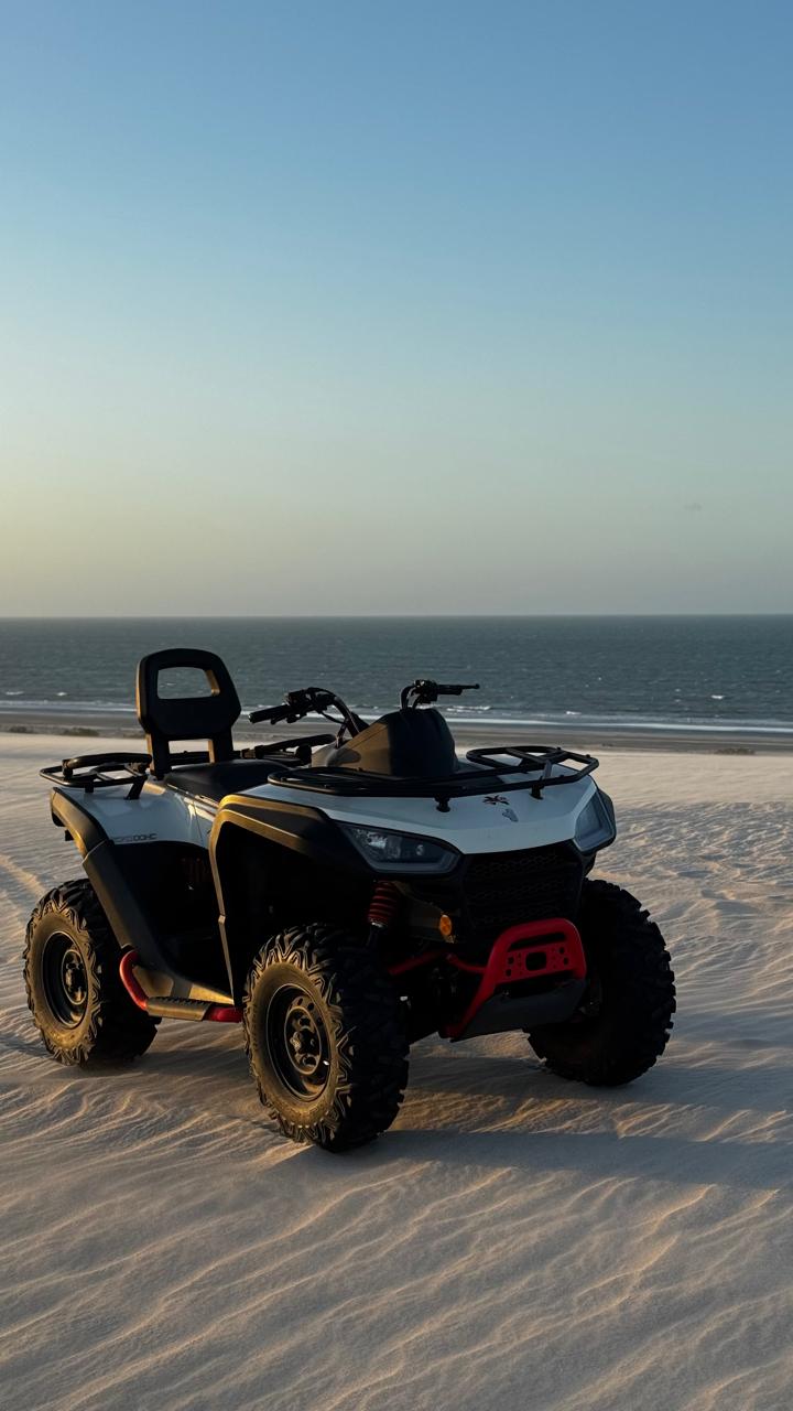 Quadriciclo automático branco disponível para aluguel no Preá