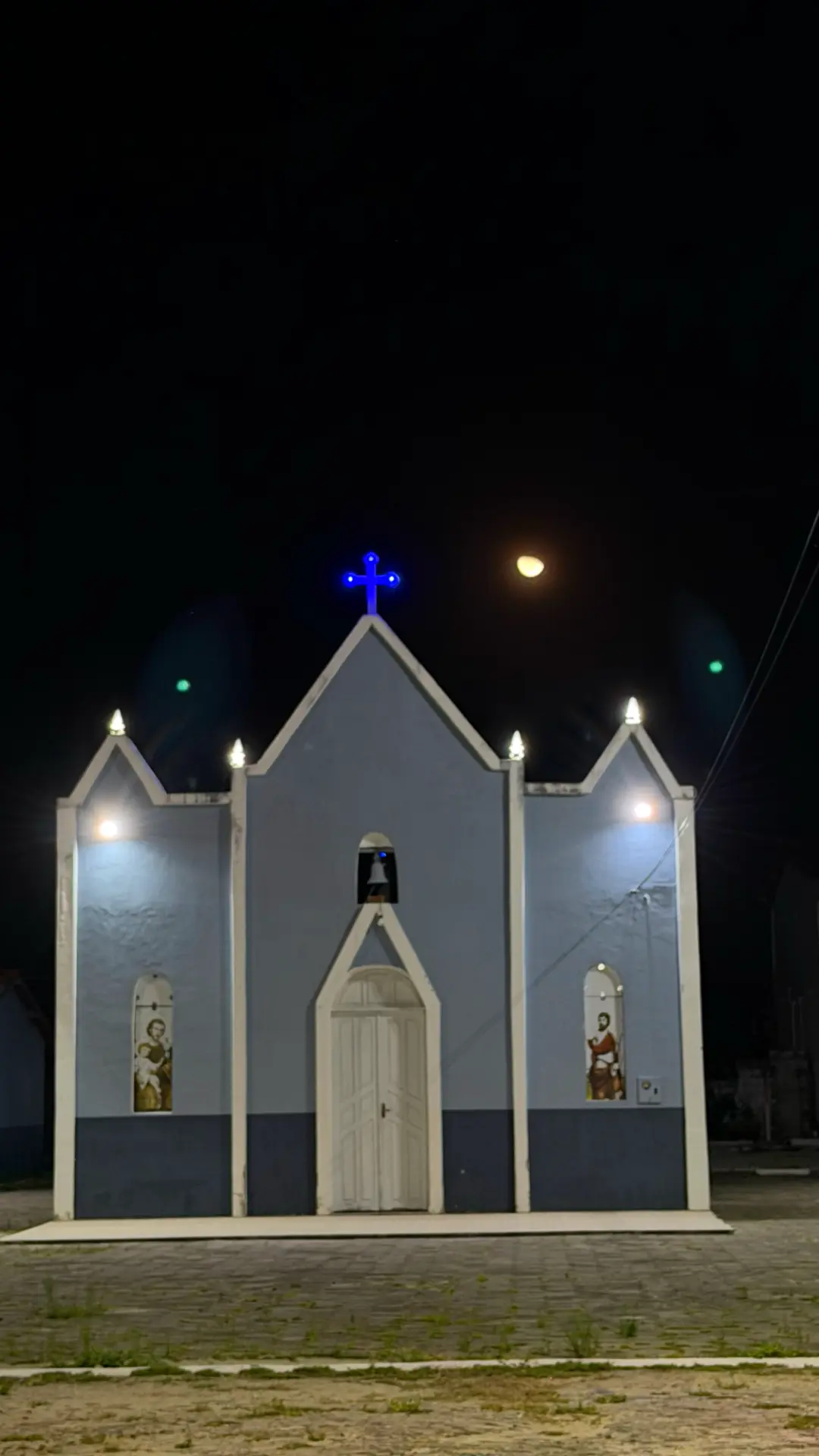 Igreja tradicional iluminada à noite no Preá