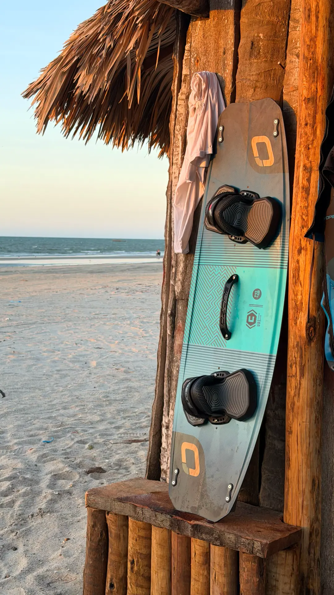 Prancha de kitesurf apoiada em uma cabana de praia
