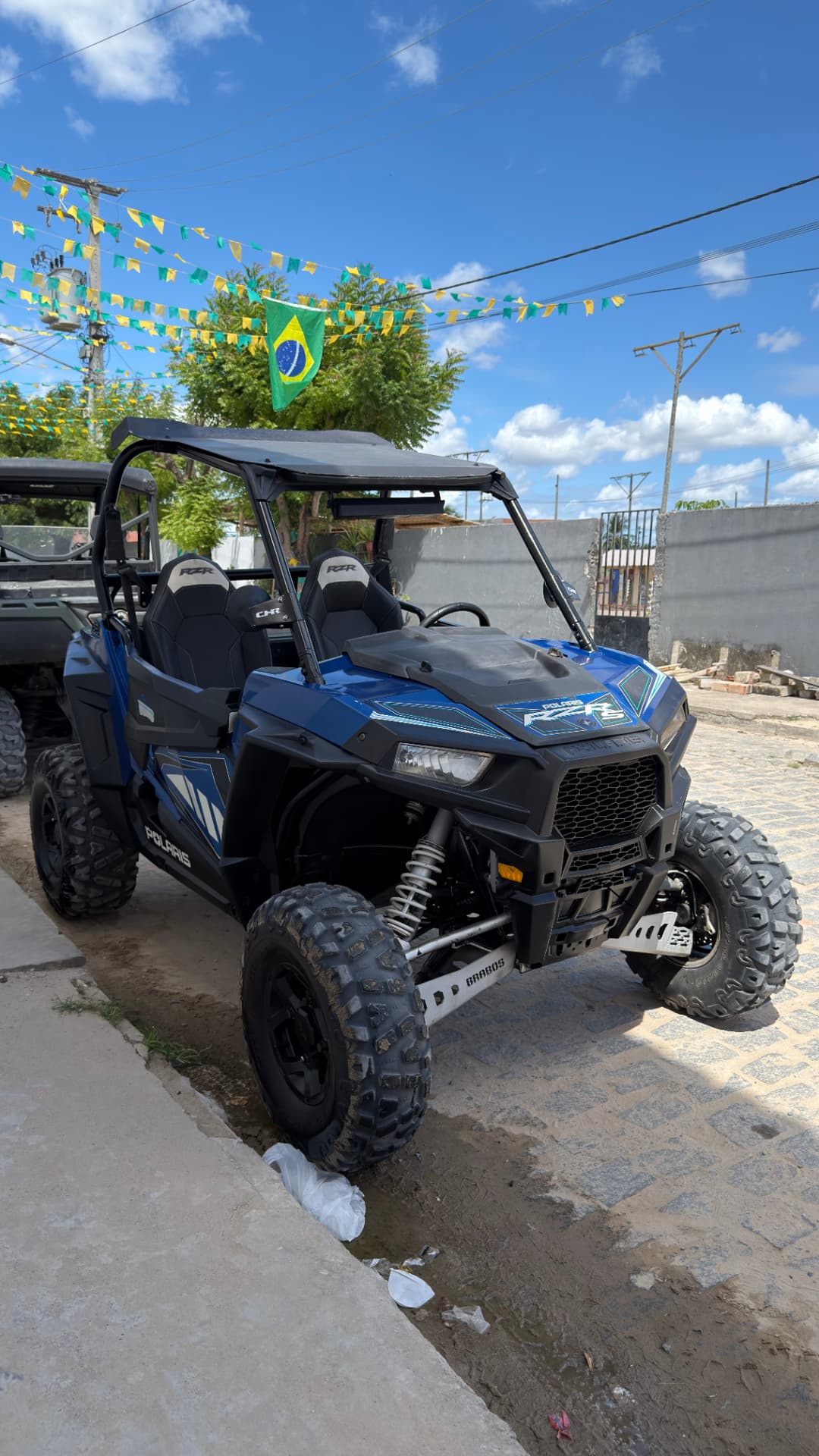 UTV Polaris RZR S 900 azul disponível para aluguel no Preá